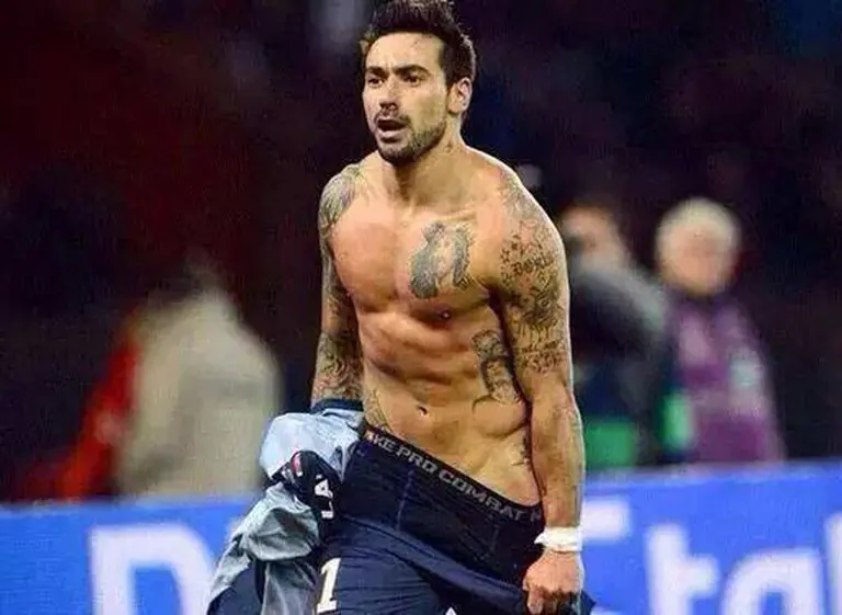 Arden las chicas: un grupo en Facebook pide que Lavezzi juegue el Mundial sin camiseta