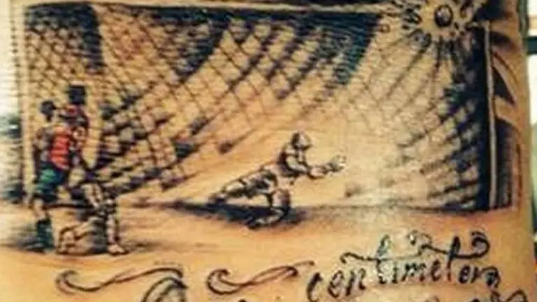 El chileno Pinilla se hizo un tatuaje para sufrir toda la vida