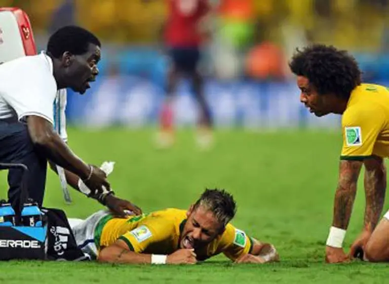 Neymar se queda sin Mundial: se fracturó una vértebra de la columna