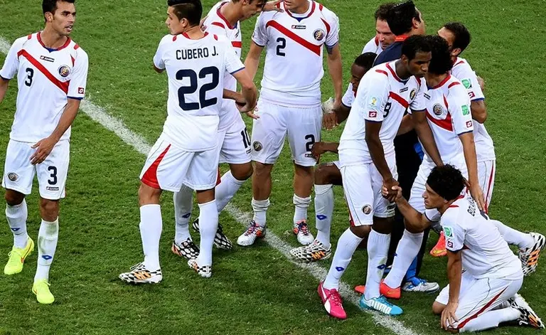 Los botines negros pasaron de moda y el color se adueñó del gol
