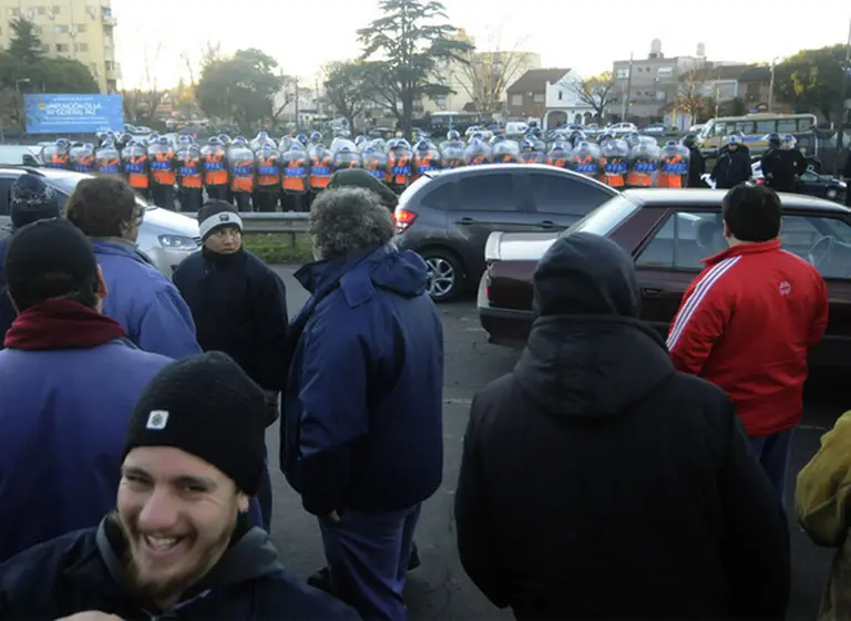 Ferroviarios cortaron la General Paz por reclamos salariales y se cruzaron con la Policí­a
