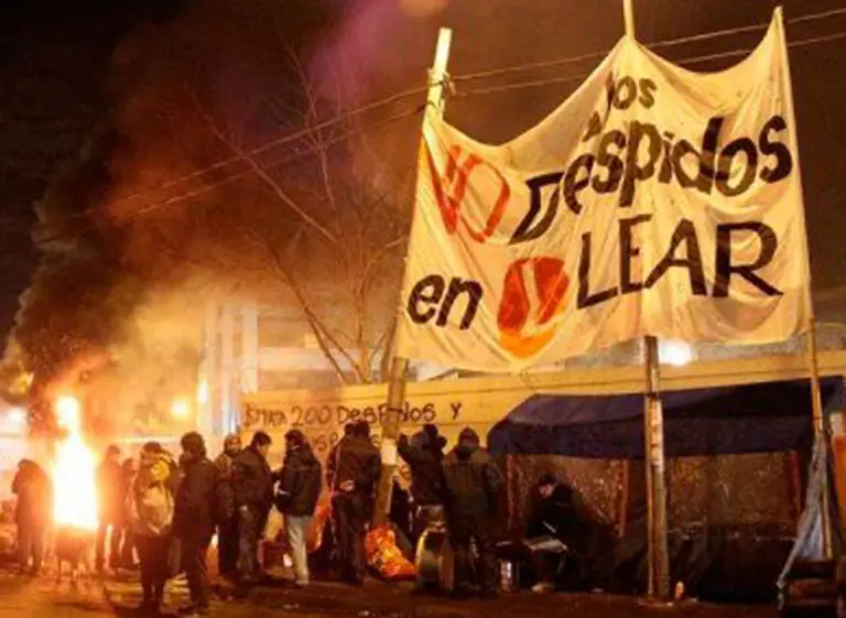 Tras el enfrentamiento con los trabajadores de Lear, Gendarmerí­a desalojó el piquete en Panamericana