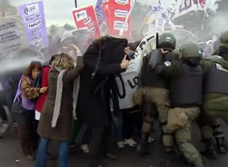 Con múltiples cortes, operarios rechazan despidos en Lear