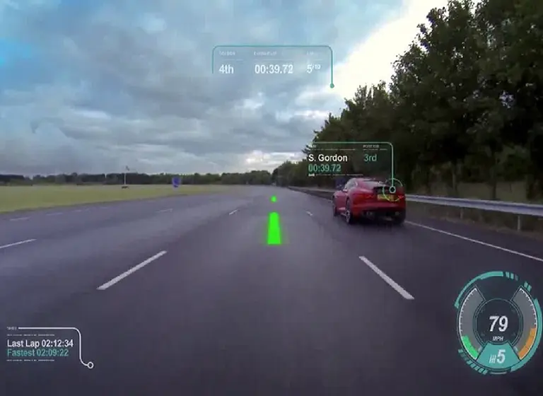 Jaguar avanza en un nuevo desarrollo y transforma el parabrisas en una pantalla de información
