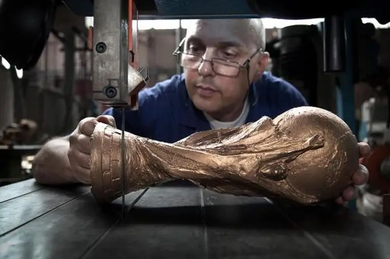 Cómo se fabrica la Copa del Mundo por la que hoy pelea la Argentina