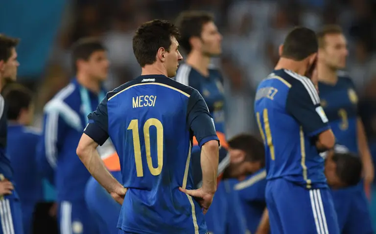 Maradona sobre el premio a Messi: "Le quieren hacer ganar algo que no ganó"