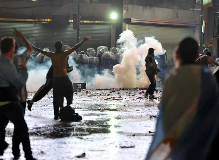 Corridas, gases lacrimógenos y graves incidentes durante los festejos en el Obelisco
