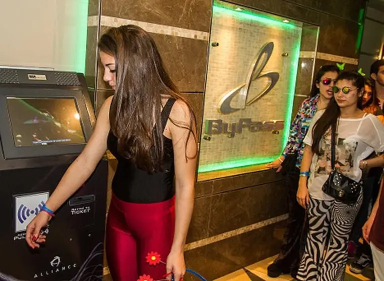 Usan pulseras con chip para la seguridad de los viajes de egresados en Bariloche