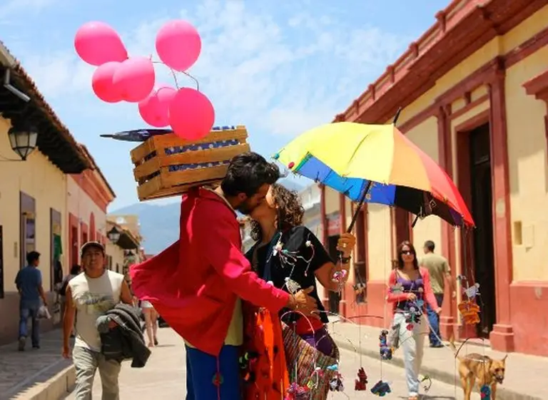 Una muestra en Plaza San Martí­n reúne 100 besos de todo el mundo