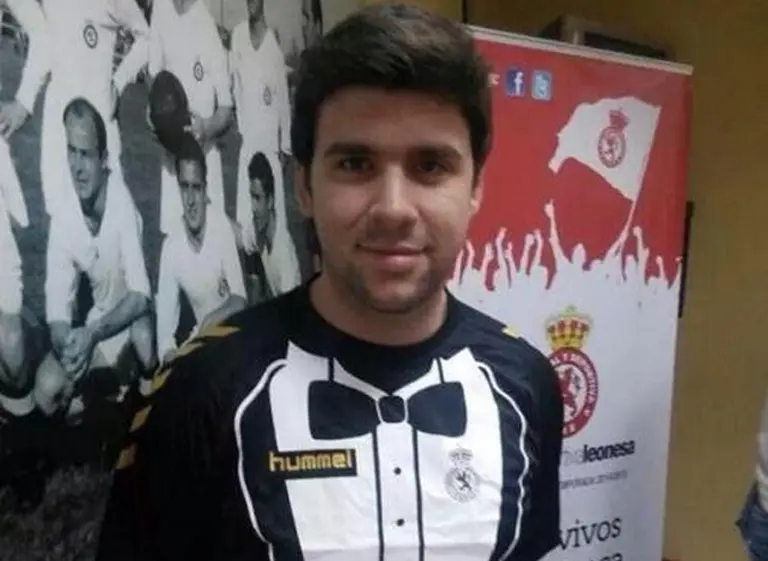 Salir a la cancha de gala: la extraña camiseta de un club de fútbol español