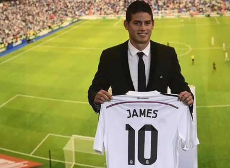 ¿Cómo se determina el precio de un jugador en el mercado de pases?