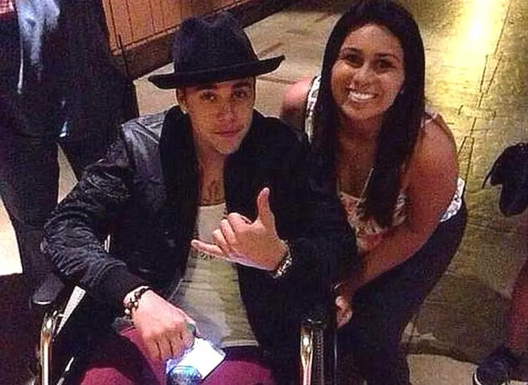 Justin Bieber se paseó en silla de ruedas por Disney y preocupó a sus fans