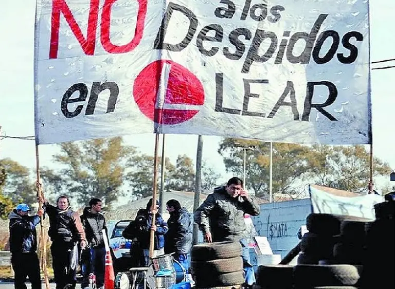Con un fuerte operativo de seguridad, la autopartista Lear reabrió sus puertas