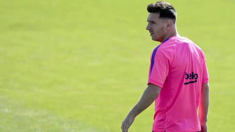Messi volvió a entrenar en el Barcelona con un notorio cambio de "look"