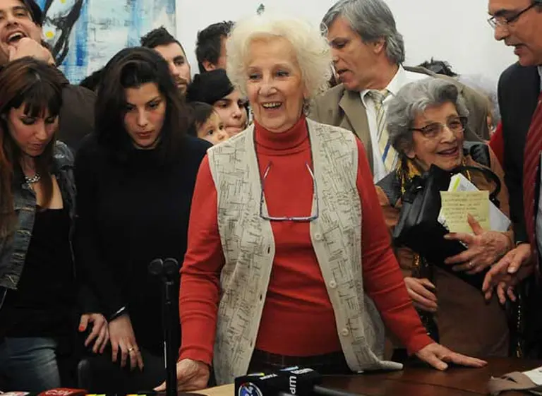Tras una larga espera, Estela de Carlotto pudo abrazar a su nieto Guido