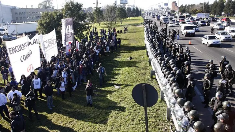 Gendarmerí­a destrabó un piquete en la Panamericana de los trabajadores de la autopartista Lear