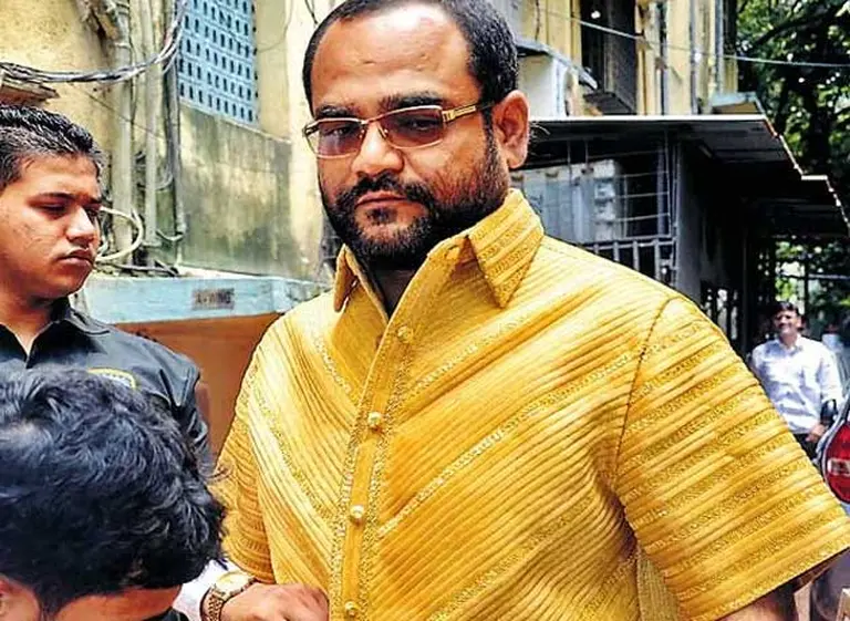 Un empresario se regaló una camisa 100% de oro por su cumpleaños