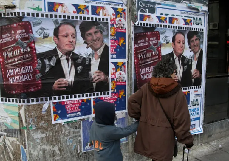 "Dos pí­caros sinvergí¼enzas": los afiches anónimos contra Boudou e Insaurralde