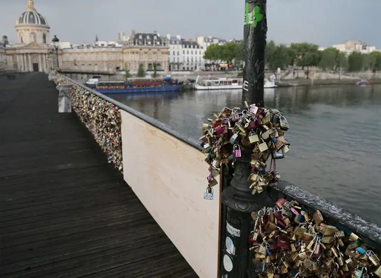 Parí­s eliminará los "candados del amor" de sus puentes