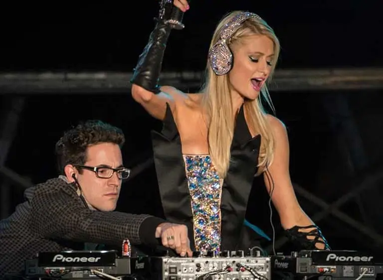 El dineral que gana Paris Hilton por salir de fiesta