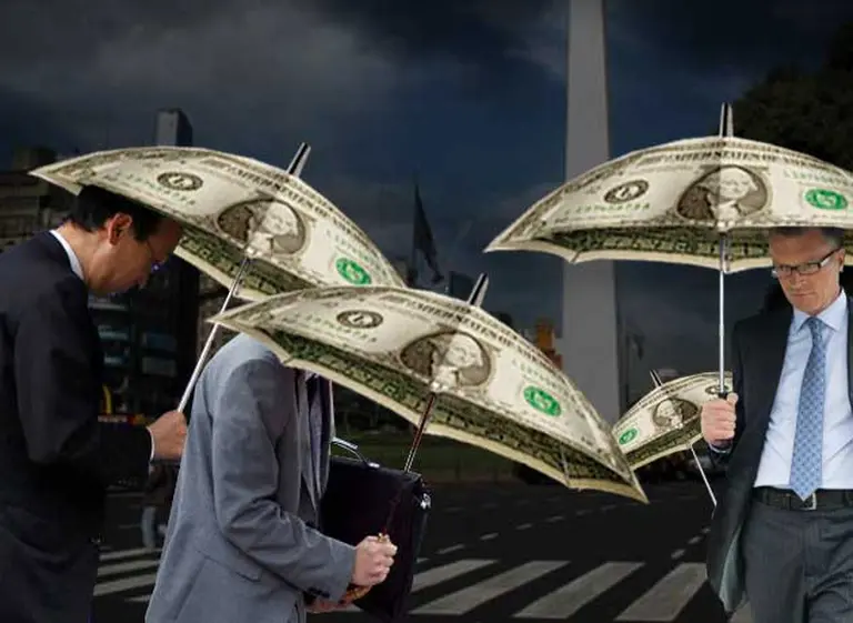 Los inversores olfatean que "algo raro" está por venir, abren sus paraguas y se refugian en el dólar