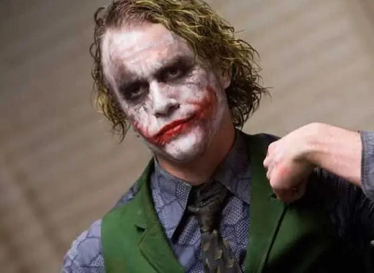 The Economist comparó al conflicto con buitres con pelea de Guason y Lex Luthor