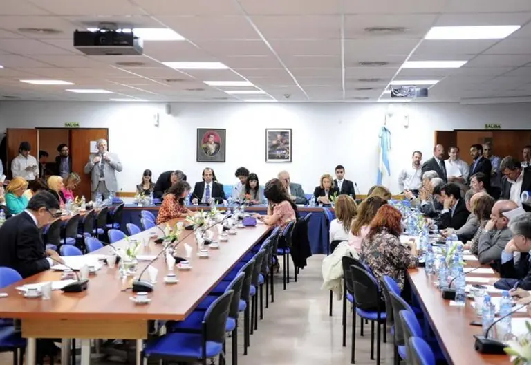 El proyecto para controlar al sector privado llega hoy al Congreso