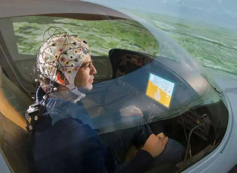 Los pilotos del futuro controlarán aviones con la mente