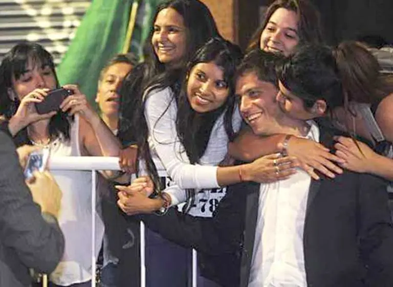 La foto de Axel Kicillof y sus "fans" que hace furor en las redes sociales