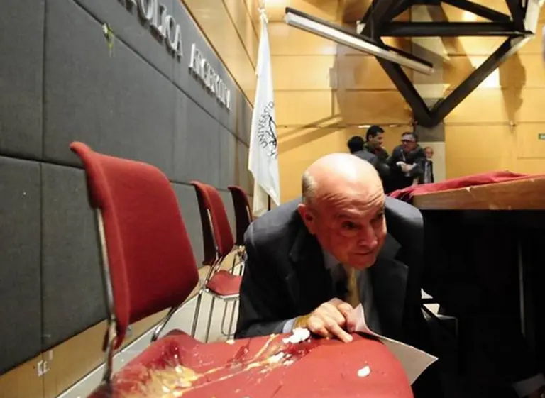 Huevazos en primera persona: cómo se vivió desde adentro la más accidentada conferencia de Domingo Cavallo