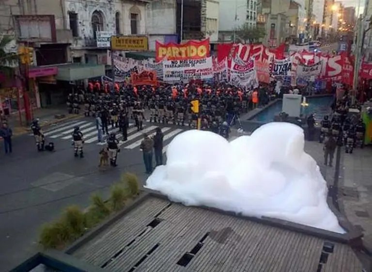 Incidentes en el Puente Pueyrredón entre la Prefectura y piqueteros