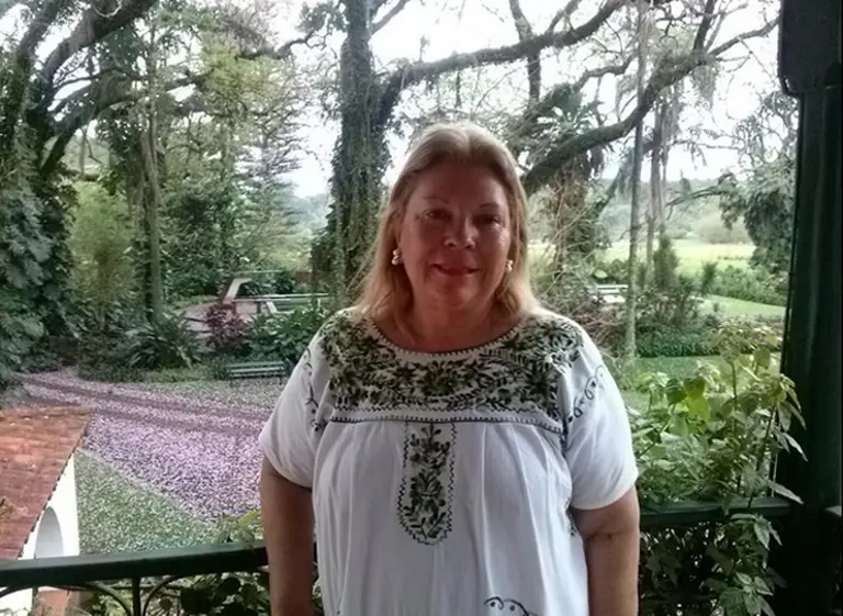 Lilita Carrió publicó otra foto insólita en Twitter escondida "entre crotos"