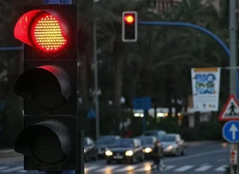 Habrá que pagar hasta $9.600 de multa por cruzar un semáforo en rojo