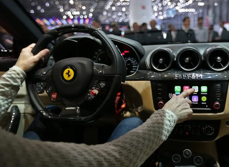 Una Ferrari se convirtió en el primer auto vendido con "Apple CarPlay"