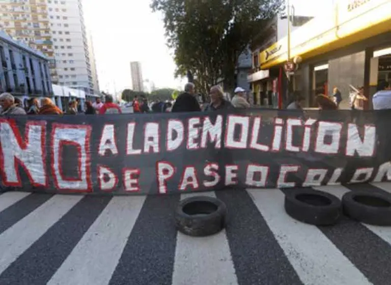 Vecinos cortan Paseo Colón en contra de la demolición de inmuebles para instalar el Metrobus