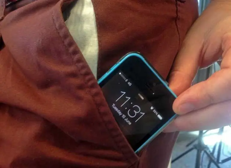 Un estudio confirma que llevar el celular en el bolsillo daña a los espermatozoides