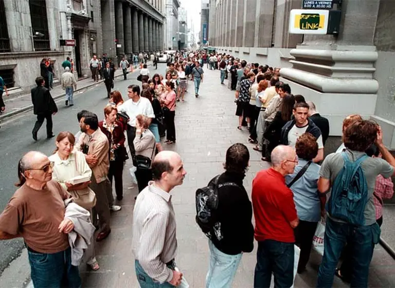 Buscan limitar por ley el tiempo de espera en la cola de los bancos