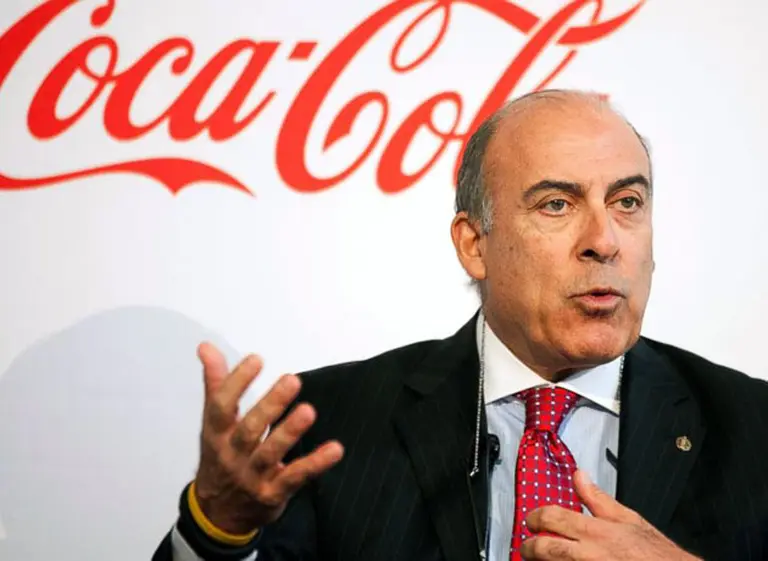 Bajo recomendación de Warren Buffett, Coca Cola recortó su plan de compensaciones para ejecutivos