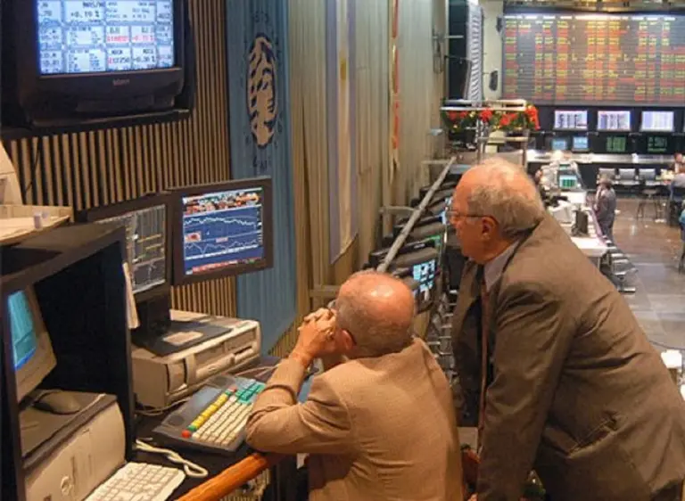 El Merval inició el año con dos empresas menos y una suba del 1%