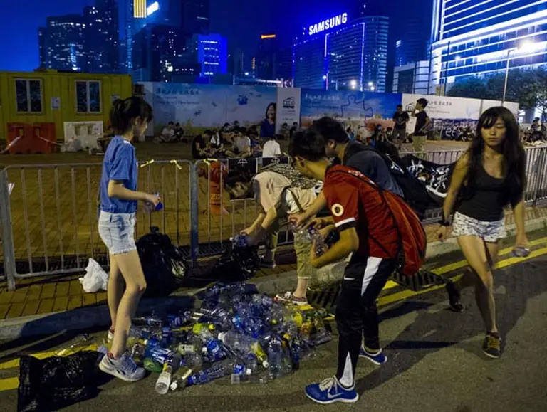 Los manifestantes limpian y reciclan tras protestar en Hong Kong