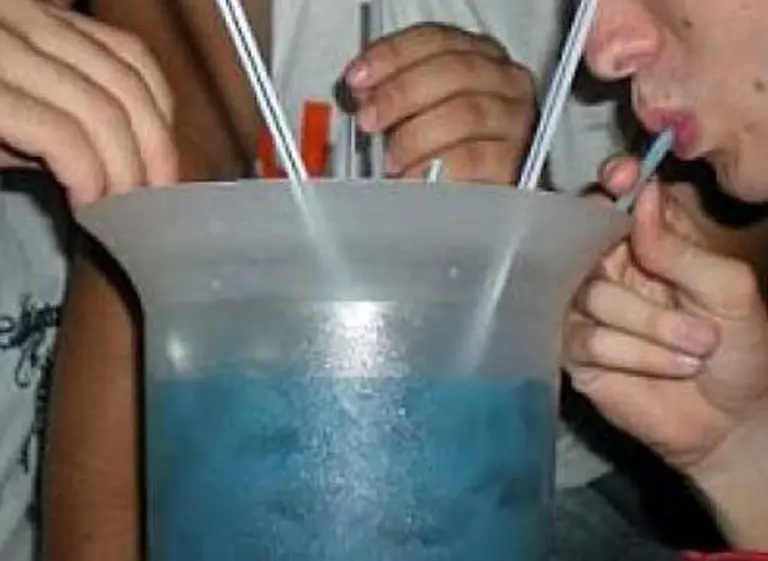 Alarma por una nueva moda en los boliches: la "jarra loca" con lí­quido de freno