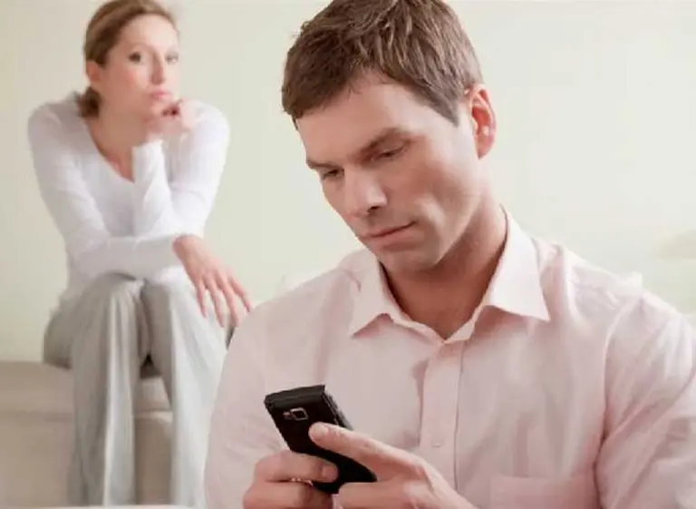 Tener un segundo celular es indicio clave de una persona infiel, según un estudio