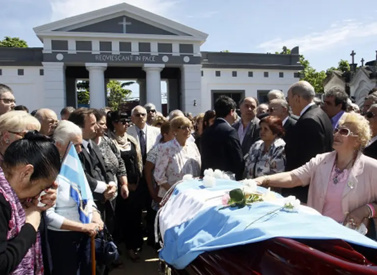 Sepultaron los restos de Antonio Cafiero en el cementerio de San Isidro