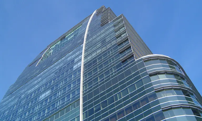 IRSA "suelta" activos: ahora vendió al HSBC dos pisos de la emblemática torre Bouchard Plaza