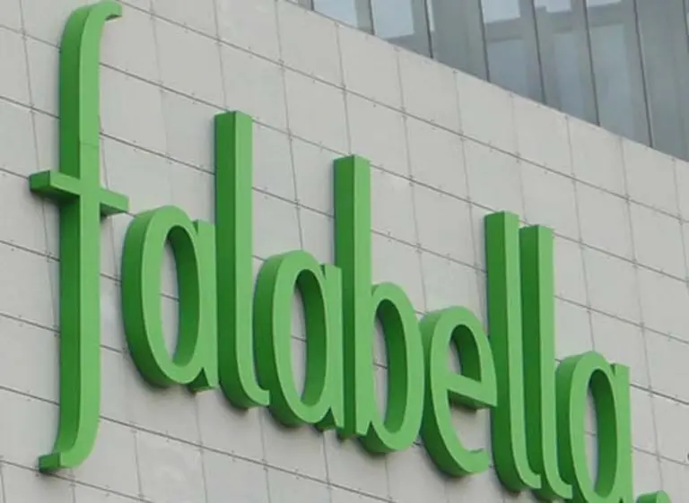 Por la devaluación, caen compras de argentinos en Falabella Chile y suben en Argentina