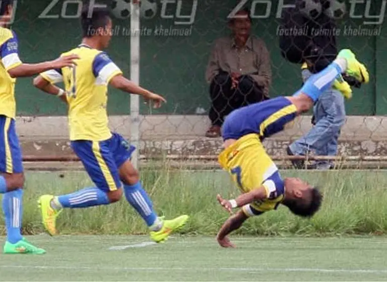 Un jugador de fútbol se fracturó el cuello al festejar un gol y murió