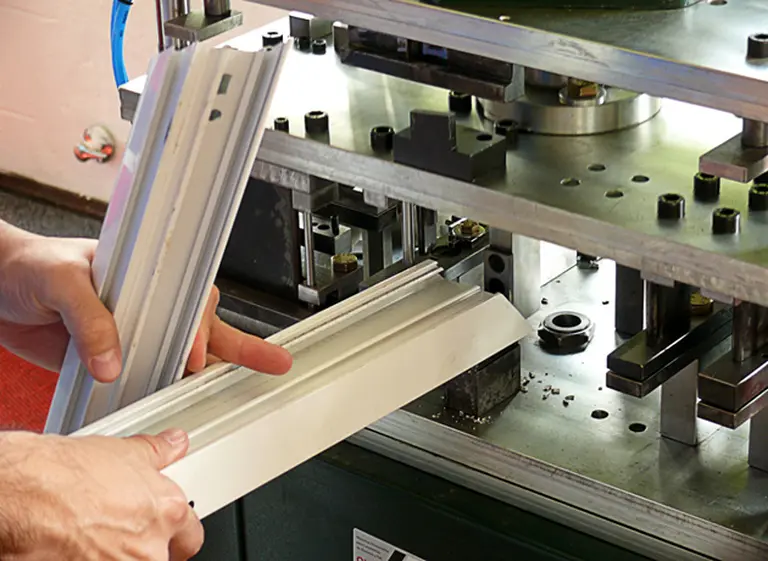 Por freno en la construcción, Aluar reduce producción y suspende personal