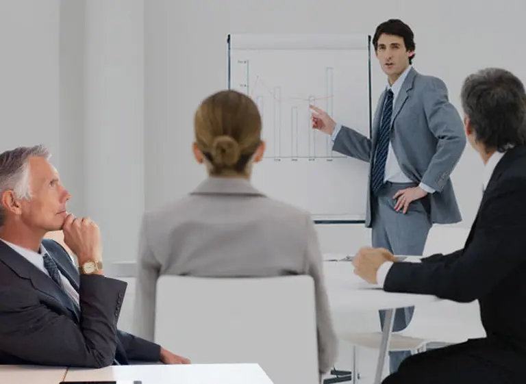 Guardianes de carrera: empresas "entrenan" a gerentes para que sostengan el desarrollo de sus empleados