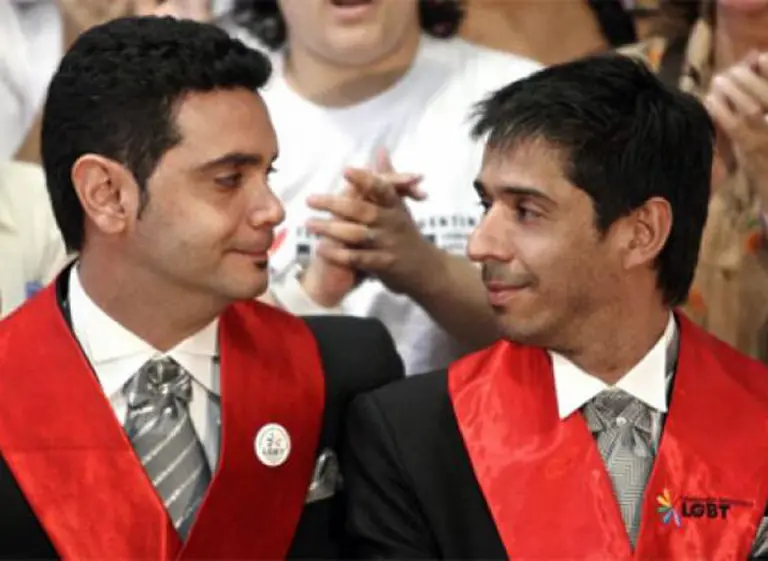 El Senado le sube el sueldo al kirchnerista Alex Freyre y contrata al cónyuge