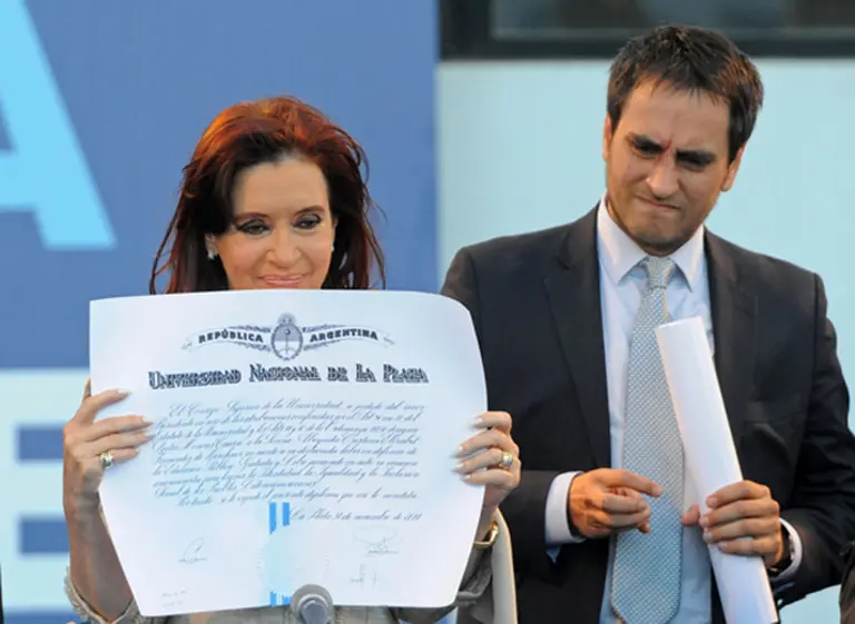 La UNLP dice que Cristina se recibió de abogada, pero no muestra el tí­tulo